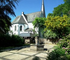006 Dorfbrunnen mit Kirche