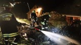 Wohnwagen in Flammen – Feuerwehr kühlt Gasflaschen  (4)
