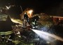 Wohnwagen in Flammen – Feuerwehr kühlt Gasflaschen (4) Wohnwagen in Flammen – Feuerwehr kühlt Gasflaschen (4)
