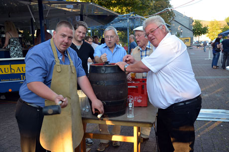 Brunnenfest05 Friedrich und Daniel  Kölsch“ schlugen das Fass an