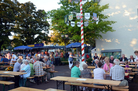 Brunnenfest10 Friedrich und Daniel  Kölsch“ schlugen das Fass an