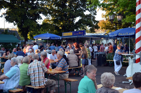 Brunnenfest11 Friedrich und Daniel  Kölsch“ schlugen das Fass an