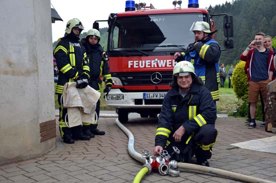 Hunderte Zuschauer auf der Jubiläumsübung der Feuerwehr FW Üb Grissenb08 Hunderte Zuschauer auf der Jubiläumsübung der Feuerwehr