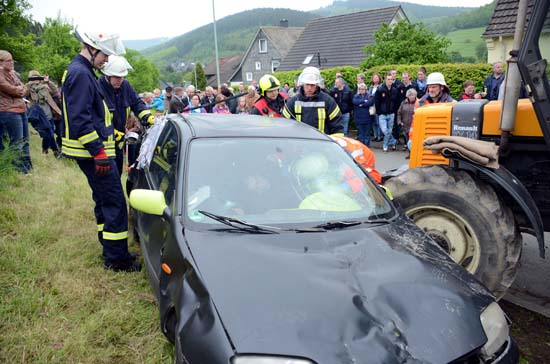 Hunderte Zuschauer auf der Jubiläumsübung der Feuerwehr FW Üb Grissenb26 Hunderte Zuschauer auf der Jubiläumsübung der Feuerwehr