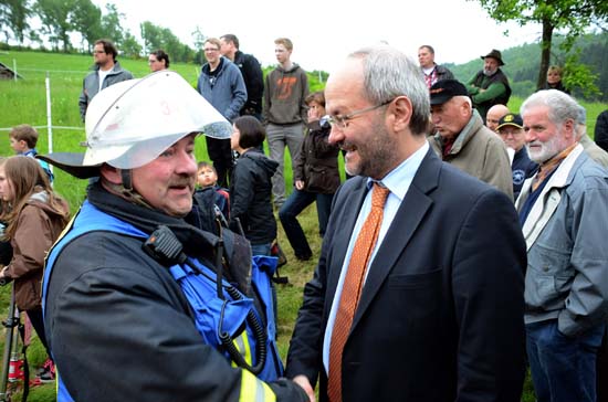 Hunderte Zuschauer auf der Jubiläumsübung der Feuerwehr FW Üb Grissenb34 Hunderte Zuschauer auf der Jubiläumsübung der Feuerwehr