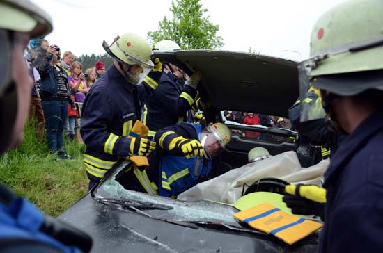 Hunderte Zuschauer auf der Jubiläumsübung der Feuerwehr FW Üb Grissenb39 Hunderte Zuschauer auf der Jubiläumsübung der Feuerwehr