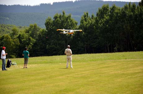 Zahlreiche Besucher bei den Flugmodellsporttagen Modellflug13 Zahlreiche Besucher bei den Flugmodellsporttagen