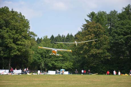Zahlreiche Besucher bei den Flugmodellsporttagen Modellflug21 Zahlreiche Besucher bei den Flugmodellsporttagen