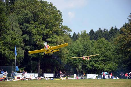 Zahlreiche Besucher bei den Flugmodellsporttagen Modellflug25 Zahlreiche Besucher bei den Flugmodellsporttagen