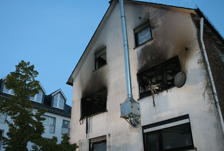Flammen schlugen aus Fenstern: Wohnhaus in Erndtebrück brannte lichterloh HausbrandErndtebrück 14 Flammen schlugen aus Fenstern: Wohnhaus in Erndtebrück brannte lichterloh