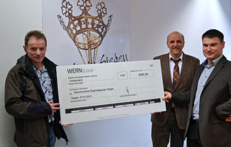 Wern Group spendet an Mukoviszidose Gruppe Burkhard Farnschläder von der Mukoviszidose Regionalgruppe Siegen nimmt einen Spendenscheck von Gerhard Bettermann und Jörg Mühlhaus entgegen v.l. Wern Group spendet an Mukoviszidose Gruppe