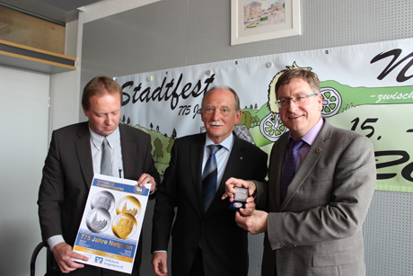 Edelmetall zum 775. Jubiläum:Sondermedaille ÜbergabeJubiläumsmedailleNetphen1 Edelmetall zum 775. Jubiläum:Sondermedaille