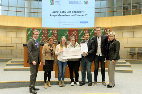 Landtagspräsidentin Carina Gödecke ehrte Schüler des Berufskollegs Wirtschaft und Verwaltung 2014 12 21 Siegen Düseldorf Landtag Ehrung Foto BerufskollegWV Landtagspräsidentin Carina Gödecke ehrte Schüler des Berufskollegs Wirtschaft und Verwaltung