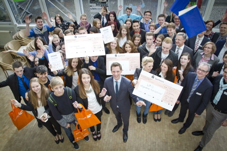 2015-01-30_Siegen_Andreas Müller mit den Siegerteams_Foto_KMSI