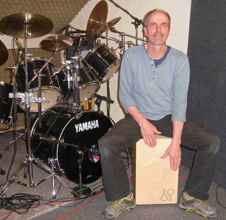 An der Musikschule Wilnsdorf kann man nun unter Anleitung des Schlagzeuglehrer Windfried Koblenzer lernen, einer unscheinbaren Holzkiste fette Beats zu entlocken. (Foto: Gemeinde Wilnsdorf)