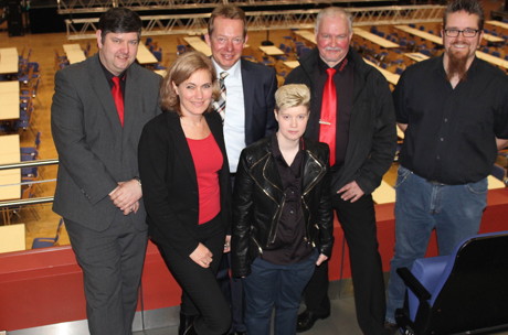 Durchgehend sehr gut belegt war der Große Saal der Siegerlandhalle im vergangenen Jahr - die Verantwortlichen hinter den Kulissen zogen heute positive Bilanz: (v.l.) Veranstaltungsleiter Arndt Krause, Bürgermeister Steffen Mues, Hallendirektor Friedrich Schmidt, stellv. Technischer Leiter Marco Münker sowie vorne v.l Projektleiterin Heike Achenbach-Prinz und die Technische Leiterin Alexandra Ulbricht. (Foto: Stadt Siegen)