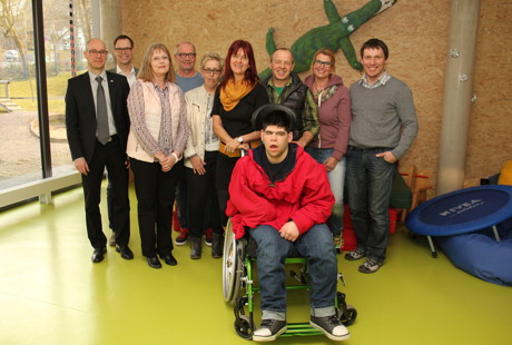 Radeln für den Förderverein Kinderzuhause: 9.600 Euro konnten die Organisatoren des diesjährigen Indoor Cycling-Spendenmarathons, Andrea Schmidt (4.v.l.), Tatjana Decker (Mitte) und Rainer Decker (3.v.r.), an Friedhelm Jung, Vorsitzender Förderverein Kinderzuhause (4.v.l.), Markus Treptow (r.), Leiter Haus Burgweg, und Mechthild Jung (2.v.r.), Leiterin Tagesgestaltung, übergeben. Dank des Sponsorings der Audi BKK, vertreten durch Service-Center-Leiter Torsten Jentsch (l.), und der Gräbener Maschinentechnik GmbH & Co. KG, vertreten durch Martina Kapp (3.v.l.) und Marco Butz (2.v.l.), konnte die beachtliche Spendensumme generiert werden. (Foto: privat)
