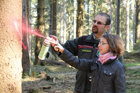 Revierförster Christian Hahne zeichnet mit Tine aus_Foto_Christa Vitt-Lechtenberg - Wald und Holz NRW
