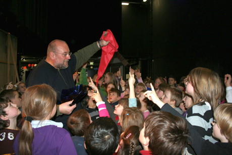 2015-06-15_Siegen_Jan Vering bei einer Kinderführung 1 - Foto Apollo-Theater