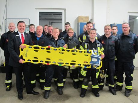 Der Löschzug Oberdresselndorf freute sich über das neue Spineboard. Foto: Feuerwehr