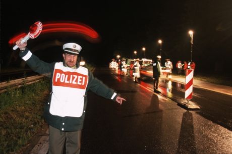 Bis in die späten Abendstunden wurden Autos und Personen kontrolliert. Fotos (3): Polizeibehörde