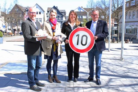 Den zehnten gemeinsamen Kulturkalender präsentierten Haiger und Wilnsdorf jetzt der Öffentlichkeit: Andreas Rompf (Kulturamt Stadt Haiger), Michaela Diezemann (Fachdienst Kultur, Gemeinde Wilnsdorf), Wilnsdorfs Bürgermeisterin Christa Schuppler und ihr Haigerer Amtskollege Mario Schramm (v.l.n.r.). Foto: Gemeinde
