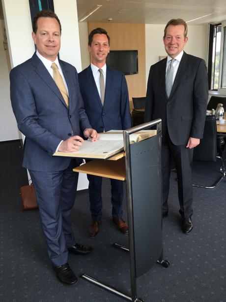 Der amerikanische Generalkonsul Michael R. Keller (l.) trug sich, im Beisein von Landrat Andreas Müller (M.) und Siegens Bürgermeister Steffen Mues (r.), in die Goldenen Bücher von Kreis Siegen-Wittgenstein und Stadt Siegen ein. (Foto: Kreis)