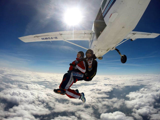 Jetzt gibt’s kein Zurück mehr. Sekunden nach dem Ausstieg aus dem Flugzeug erreicht das Doppelgespann im freien Fall eine Vertikalgeschwindigkeit von 200 Stundenkilometern.