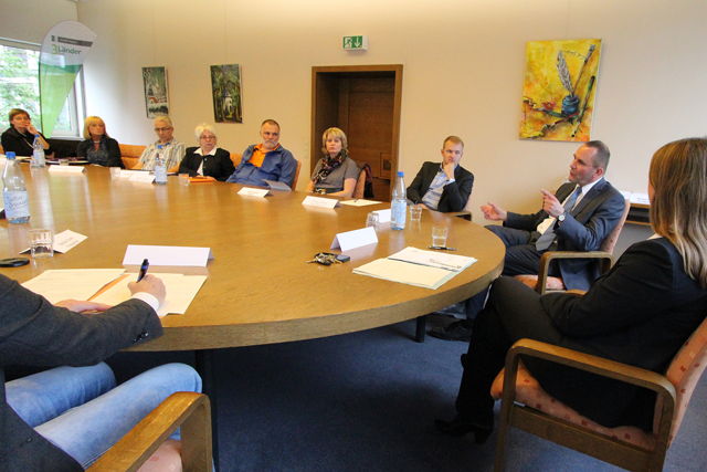 Klaus Fenster, bbz-Geschäftsführer (2.v.r.) informierte am Runden Tisch die WIlnsdorfer Flüchtlingshelfer über Möglichkeiten der beruflichen Integration. (Foto: Gemeinde Wilnsdorf)
