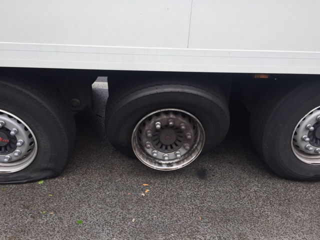 neumáticos y eléctricos fundidos defekt_Foto_Hercher_04 - 2016-06-25_Wilnsdorf_A45_Blitzeinschlag próxima camión