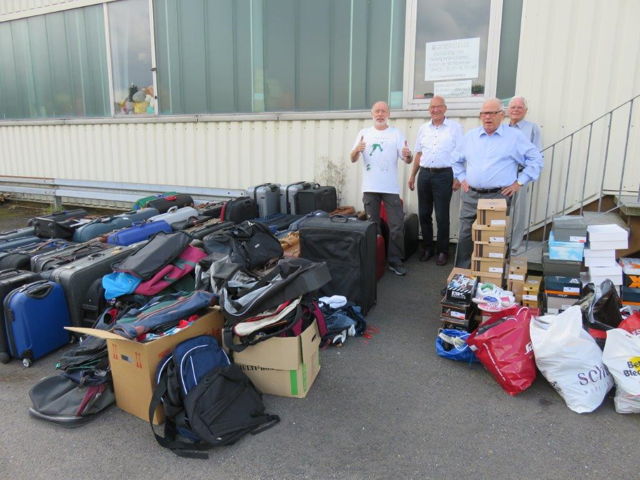 v.l.n.r.: Hans-Peter Ginsberg (Koordinator der Flüchtlingsunterkunft Burbach), Reiner Schmidt (Lions Club Siegen), Prof. Dr. Peter Funke (Lions Club Siegen), Volker Staroste (Lions Club Siegen) Foto: Lions Club