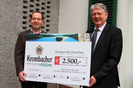 Jürgen Müller und Axel Brinkmann Axel Brinkmann (recht) von der Krombacher Brauerei überreichte Jürgen Müller von der Kindervilla Dorothee einen Spendenscheck über 2500 Euro