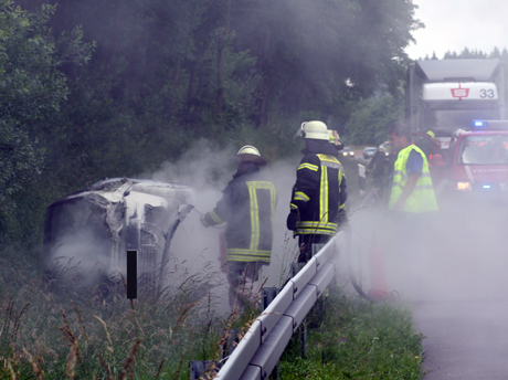 Unfallhelfer retten 74-jährigen Mann aus brennenden PKW (1)
