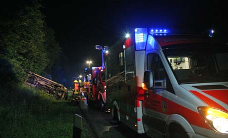 A45 Wilnsdorf 50-jährige überschlägt sich mit Sprinter (1)