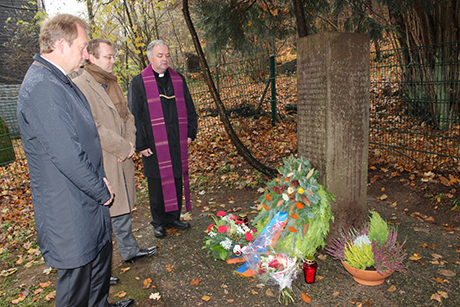 Bürgermeister Steffen Mues, Vizekonsul Marcin Jakubowski und Pastor Robert Krawiec - Friedhof Fludersbach1