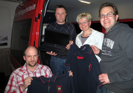 übergabe förderverein laptop und polo-shirts
