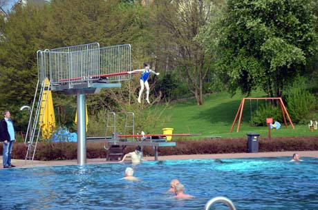 Warmwasser-Freibäder in Sommerferien länger geöffnet. (Foto: Archiv)