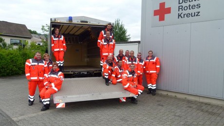 Die Kameraden des DRK-Kreisverbandes Siegen-Wittgenstein warten auf Spenden und Materialien, um sie mit einem LKW in die Hochwassergebiete in Sachsen zum Kreisverband Dippoldiswalde zu fahren. Foto: DRK