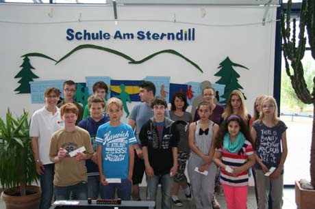 12 Ersthelfer der Deuzer Förderschule „Am Sterndill“ mit Ausbilderin Cornelia Mochel-Büdenbender des DRK-Ortsvereins Deuz. Foto: DRK-Kreisverband Siegen-Wittgenstein e.V.