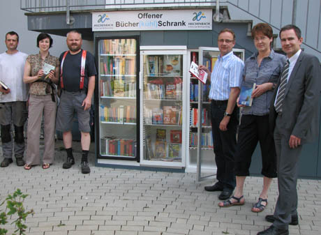 obin Eden, Kerstin Broh, Andreas Träger, Hans-Peter Hasenstab, Martina Plugge und Stefan Brunswieck freuen sich über die Bücher-(Kühl)schränke. Foto: Stadt Hilchenbach
