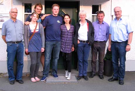 Bild: v. links: Georg Held (Kirchenvorstand kath. Kirchengemeinde), Melanie Feckler, Benedict Schneider, Philipp Dürrwächter, Nina Becker (alle Messdiener), Mechthild Zimmermann (Schatzmeisterin Bürgerverein), Josef van Stephoudt (1. Vors. Bürgerverein), Gregor Kölsch (Leiter der Band „Die Paten)“.