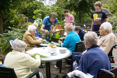 Im Gartenclub des diakonischen Sophienheims in Siegen züchtet Stephan Hild (1.v.li.) gemeinsam mit den Senioren unterschiedliche Gemüse- und Kräutersorten. 