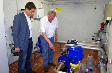 Landtagsabgeordneter Jens Kamieth links, Dipl. – Ing. Bernd Ferger, technischer Prokurist der SVB GmbH erklärt die Funktionsweise der Pumpe.