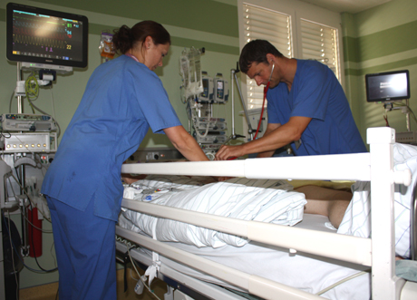 Arzt und Pflegekraft bei der Versorgung eines Patienten in einem renovierten Zimmer der Intensivstation. Fotos: DRK-Kinderklinik
