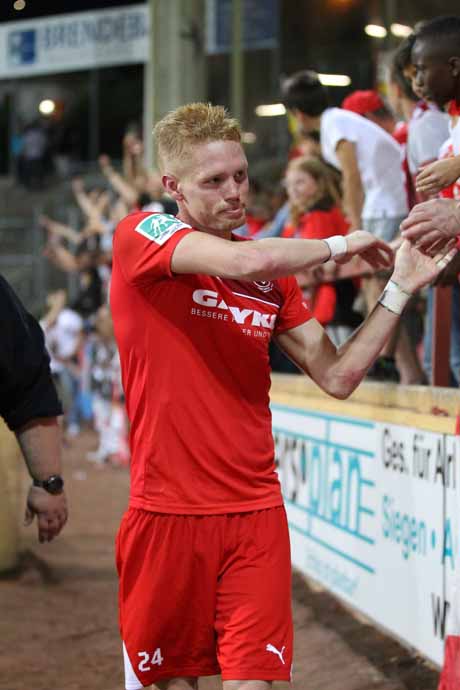 Der Liebling des Abends: Torschütze zum 1:1 per Elfmeter, Leon Binder klatscht mit den Fans ab. Fotos: Reinhold Becher