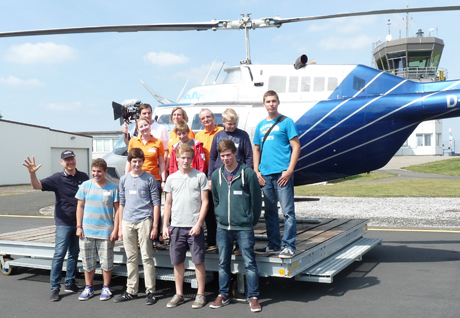 Die Teilnehmer des dritten Tages der Veranstaltungsreihe „Wie werde ich Chef?“ am Siegerland-Flughafen mit dem Geschäftsführer der dort ansässigen Helikopterflugschule kayfly, Kay Stabenow, und den Organisatoren von "Startpunkt57".