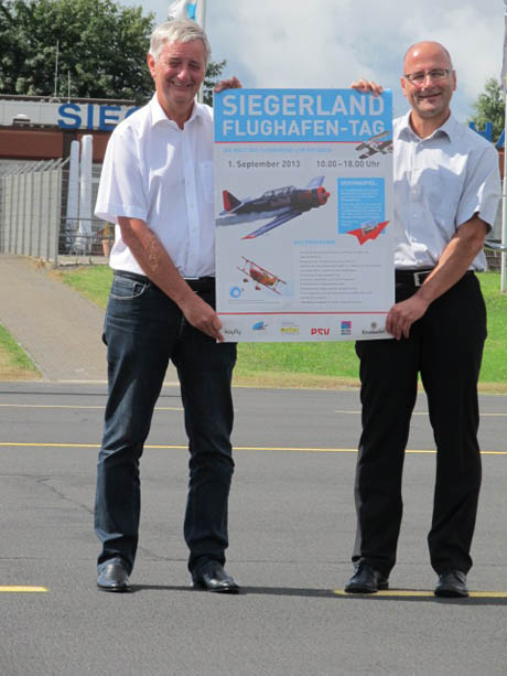 Reiner Meutsch und Henning Schneider stellen das Plakat für den Flughafen-Tag vor. Foto: Kreispressestelle