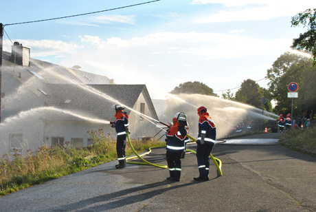 Mit zahlreichen Rohren  wurde die Brandbekämpfung durchgeführt.