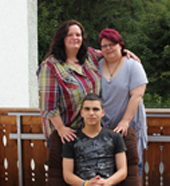 Nach einem langen Leidensweg sind Sabine(links) und Petra (rechts) glücklich, Jorge bei sich zu haben. Foto: Rita Lehmann
