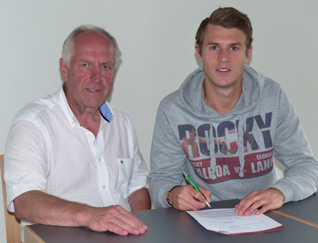 Konstantin Möllering (li.) unterschrieb im Beisein von Geschäftsführer Ulrich Steiner einen Ein-Jahres-Vertrag in Siegen. Foto: Sportfreunde Siegen